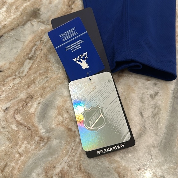 NWT Toronto Maple Leafs Jersey Matthews - Picture 11 of 11